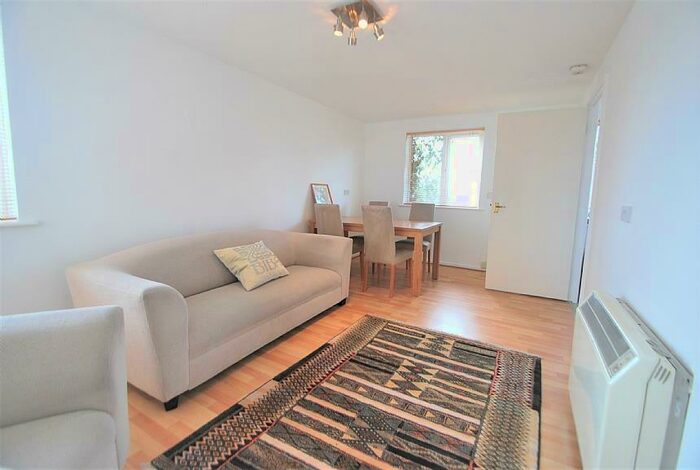 2 Bedroom Flat To Rent In Deanery Close, East Finchley, London, N2