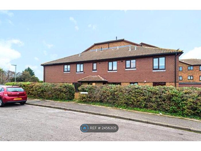 1 Bedroom Flat To Rent In Kingfisher Drive, Guildford, GU4