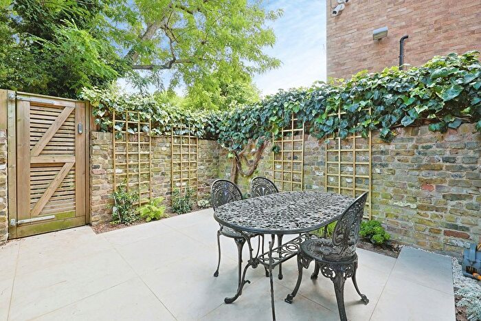 Studio To Rent In Bartle Road, London, W11