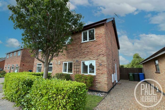 3 Bedroom Semi-Detached House To Rent In Wheatacre Drive, Corton, NR32