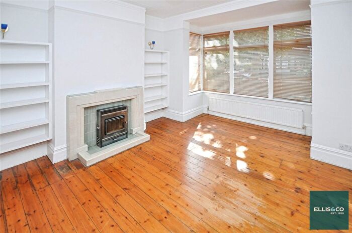 3 Bedroom Terraced House For Sale In Woodgrange Avenue, North Finchley, N12