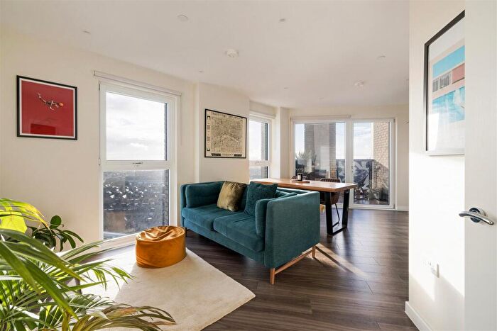 1 Bedroom Apartment For Sale In Green Ferry Way, Walthamstow, E17