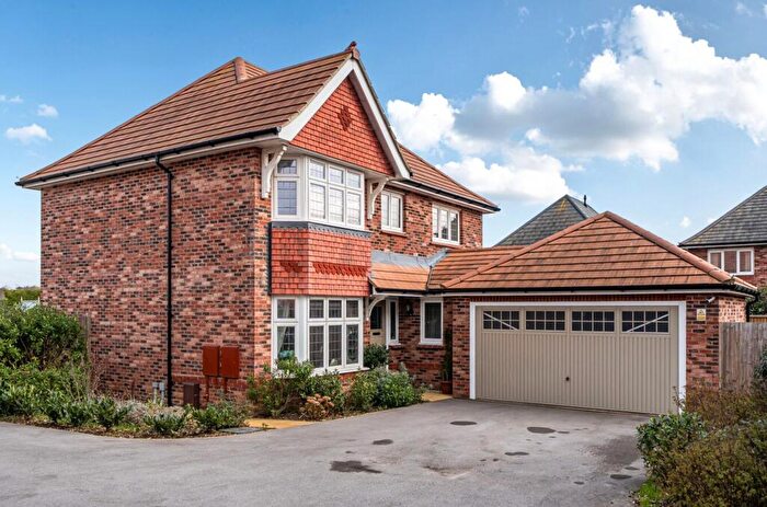 4 Bedroom Detached House For Sale In Tarragon Avenue, Chichester, PO20