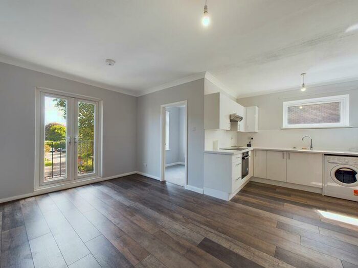 2 Bedroom Flat To Rent In £ Chaldon Road, Caterham On The Hill, CR3