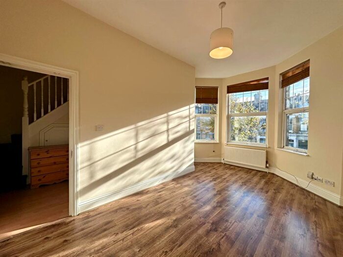 3 Bedroom Flat To Rent In Newick Road, London, E5
