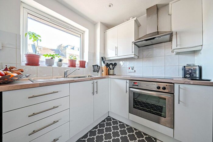 2 Bedroom Flat To Rent In Chivalry Road, Battersea, London, SW11
