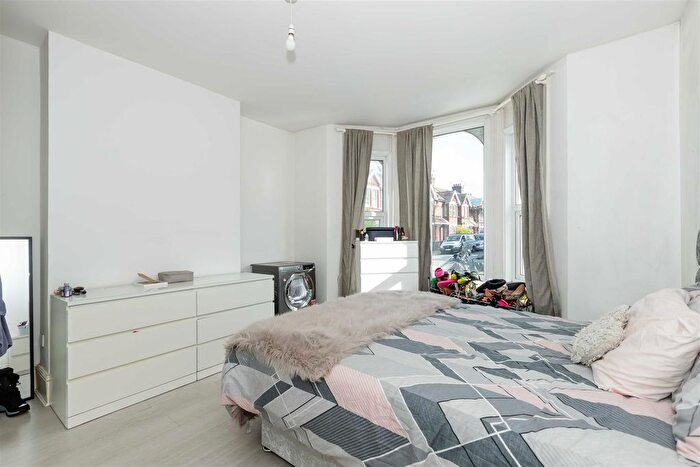2 Bedroom Flat For Sale In Eastcourt Road, Broadwater, Worthing, BN14