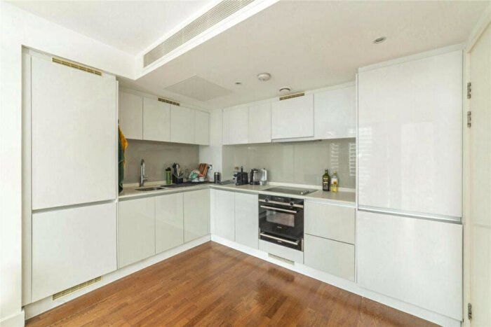 1 Bedroom Apartment To Rent In Landmark East, Canary Wharf, E14