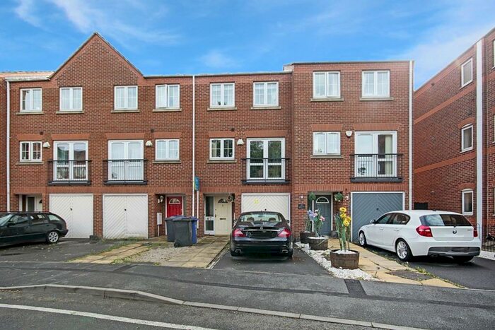 3 Bedroom Town House To Rent In Grants Yard, Burton-On-Trent, Staffordshire, DE14