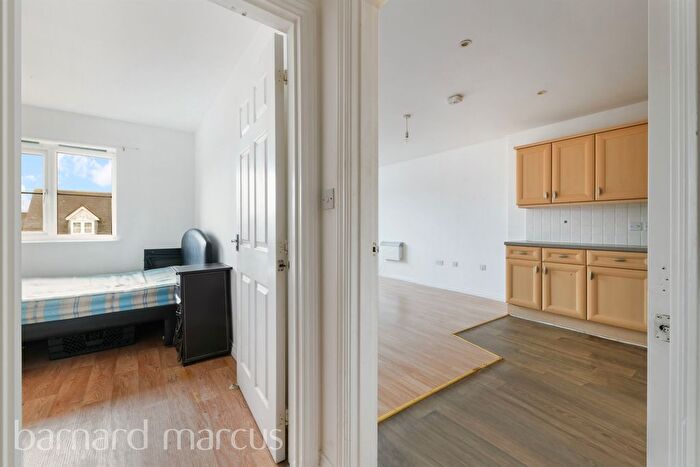 2 Bedroom Flat For Sale In Rydons Way, Redhill, RH1