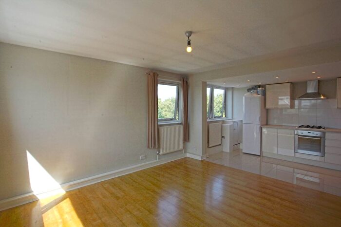 2 Bedroom Flat To Rent In St Mary Le Park Court, Parkgate Road, London, SW11