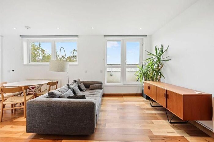 2 Bedroom Flat For Sale In Matthias Road, London, N16