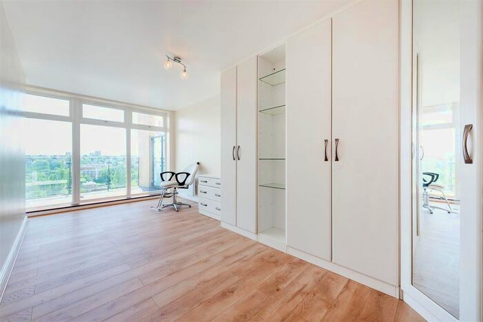2 Bedroom Flat To Rent In Glebelands Close, London, N12
