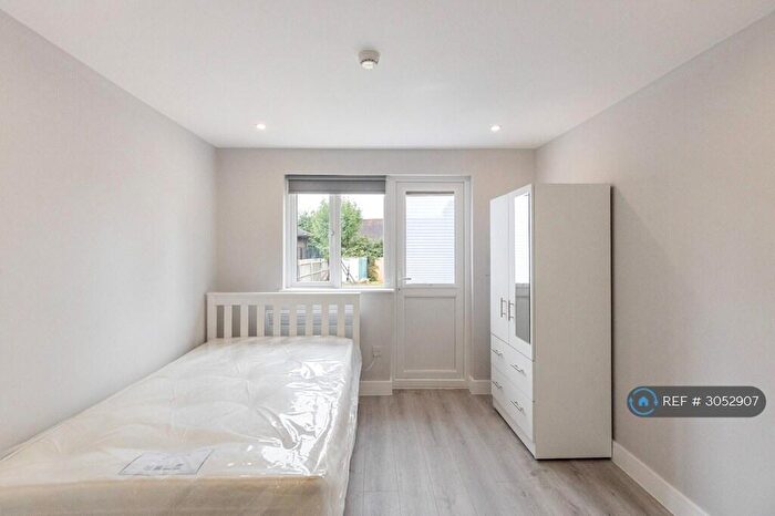 Studio To Rent In Billington Road, London, SE14