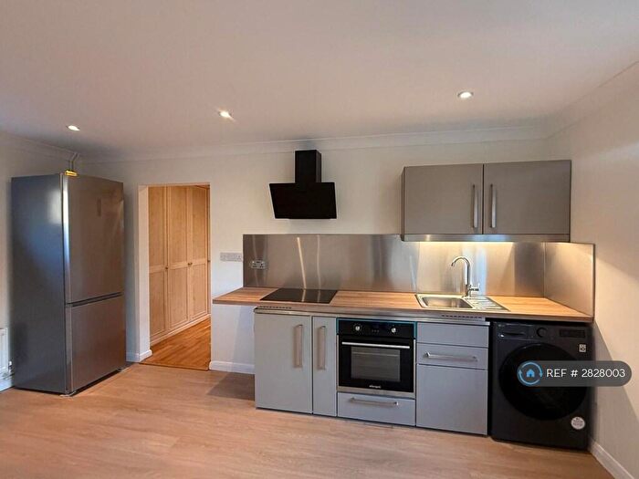 2 Bedroom Flat To Rent In Barton Road, Cambridge, CB3