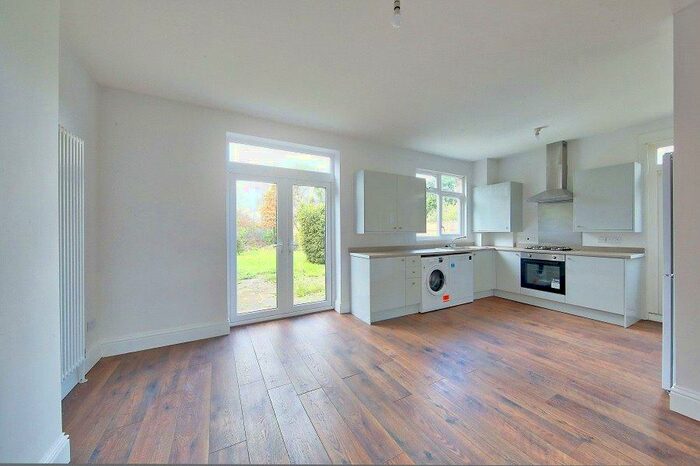Semi-Detached House To Rent In Beckenham Hill Road, SE6