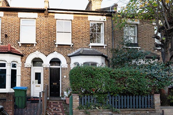 3 Bedroom Flat To Rent In Selby Road, Leytonstone, E11