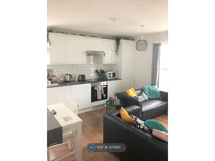 3 Bedroom Flat To Rent In Leabank Square, London, E9