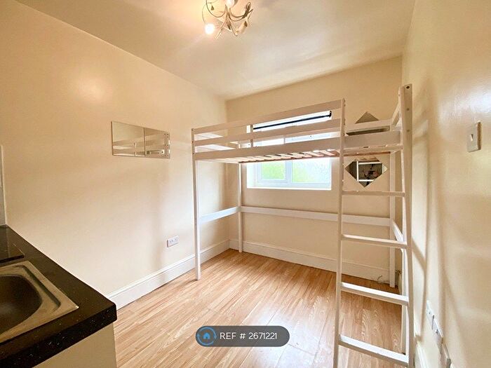 Studio To Rent In Lydford Road, London, NW2