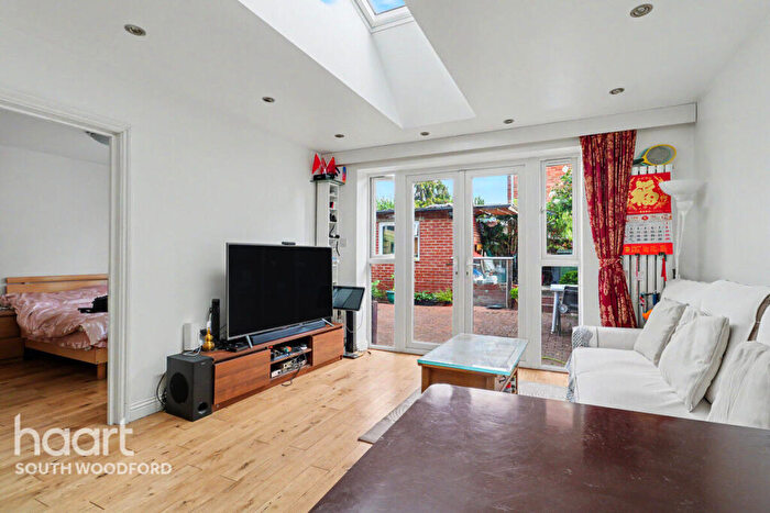 5 Bedroom Semi-Detached House For Sale In Mallards Road, Woodford Green, IG8