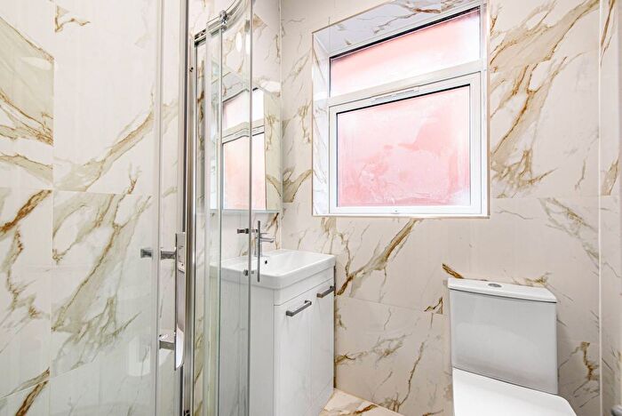 3 Bedroom Flat To Rent In Finchley Road, Temple Fortune, London, NW11