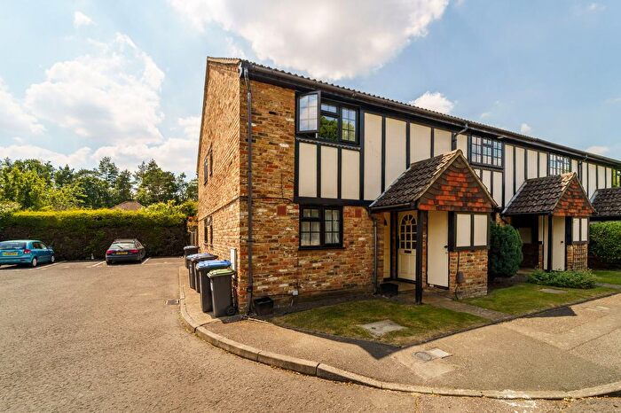 1 Bedroom Maisonette For Sale In Limebush Close, New Haw, KT15