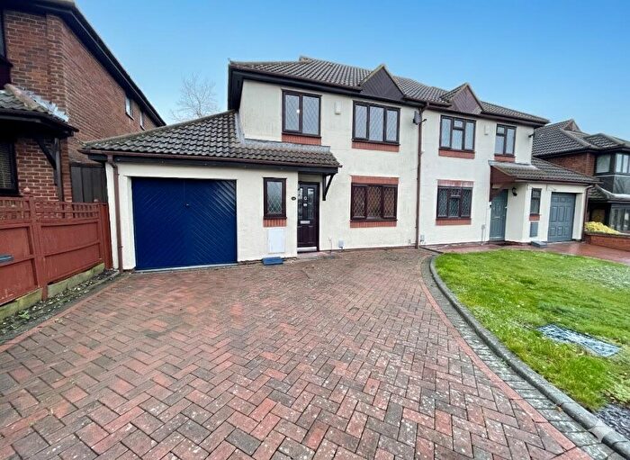 4 Bedroom Semi-Detached House For Sale In Charndon Close, Luton, Bedfordshire, LU3