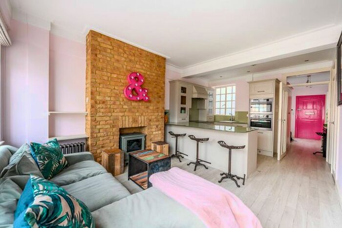 1 Bedroom Flat To Rent In Kings Court North, Chelsea, London, SW3