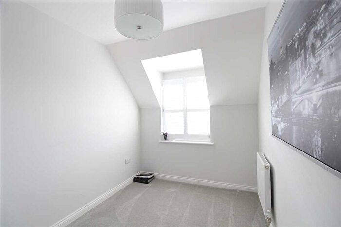 2 Bedroom Apartment To Rent In Albany Court, Leigh On Sea, SS9
