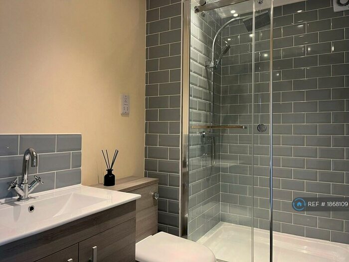 1 Bedroom Flat To Rent In Abbey House, Horsham, RH13