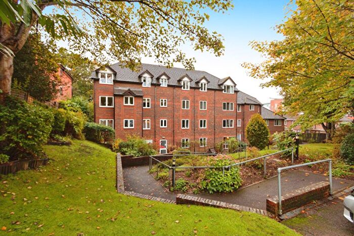 2 Bedroom Apartment For Sale In Meadsview Court, Farnborough, GU14