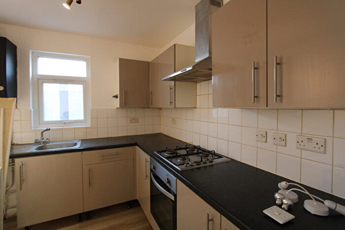 3 Bedroom Flat To Rent In Woodside Green, South Norwood, Croydon, London, SE25