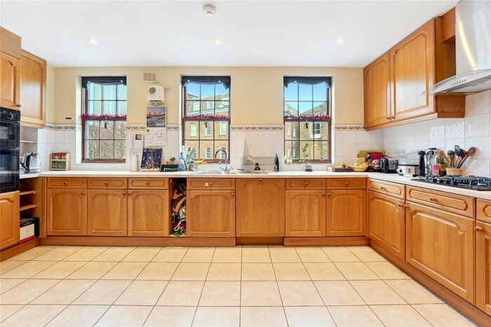 4 Bedroom Terraced House To Rent In Regents Bridge Gardens, London, SW8
