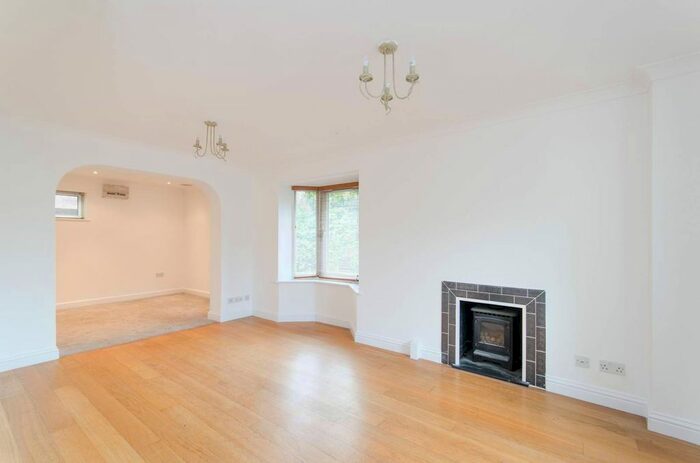 4 Bedroom Property To Rent In Heatherfold Way, Pinner, HA5