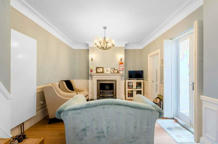 3 Bedroom Flat To Rent In Vale Of Health, Hampstead, London, NW3
