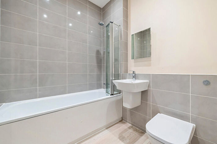 2 Bedroom Apartment For Sale In West End Road, Mortimer Common, Reading, Berkshire, RG7