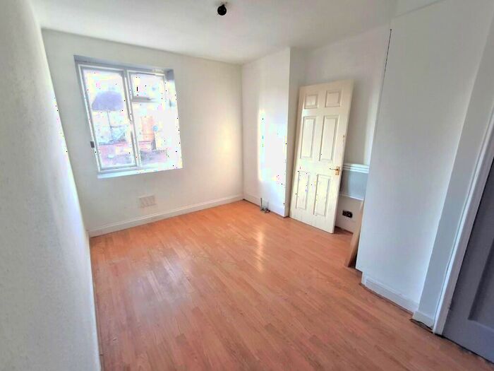 Studio To Rent In Hendon, London, NW4