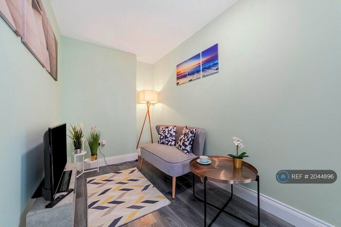 3 Bedroom Flat To Rent In Beaconsfield Road, London, SE9