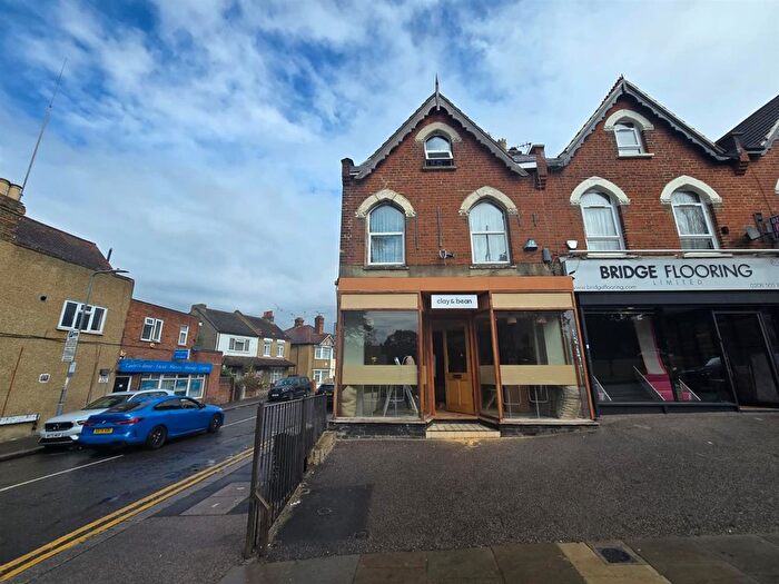 2 Bedroom Flat To Rent In Chigwell Road, Woodford Green, IG8