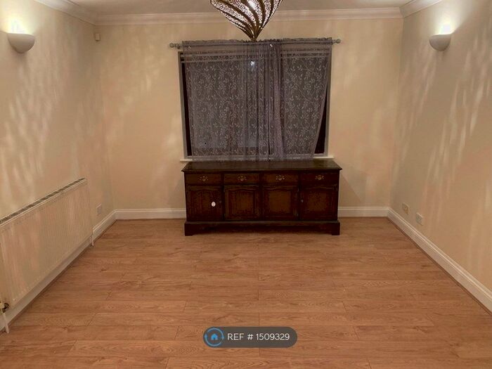 2 Bedroom Flat To Rent In Berry Close, London, N21