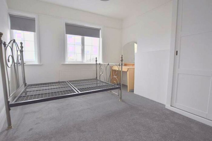 3 Bedroom Flat To Rent In Ballards Lane, Finchley, London, N3
