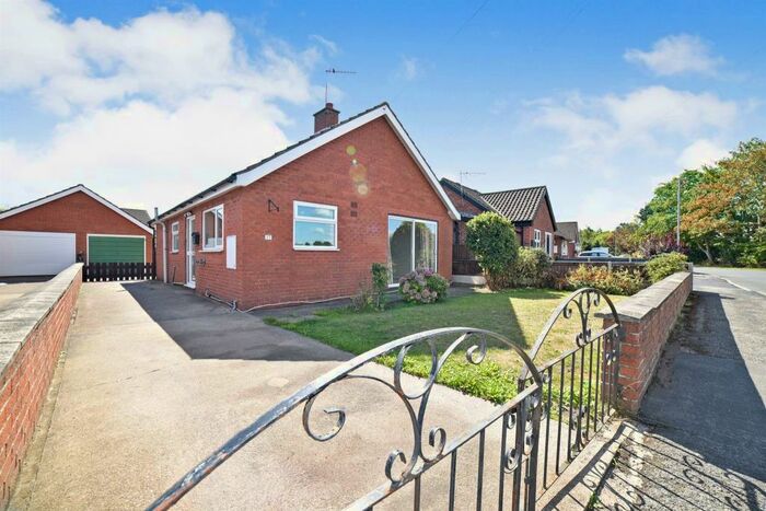 2 Bedroom Detached Bungalow For Sale In High Street, East Cowick, Goole, DN14