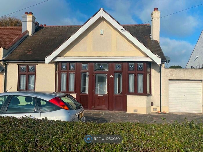 3 Bedroom Bungalow To Rent In Levett Gardens, Ilford IG3