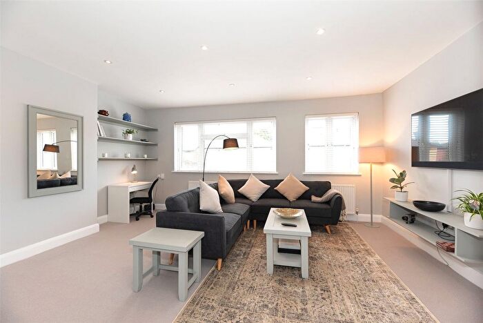 3 Bedroom Flat To Rent In New Broadway, Hampton Hill, Hampton, TW12