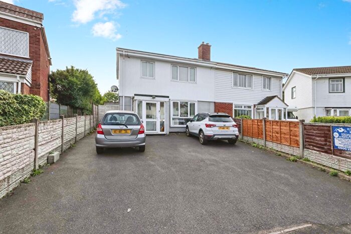 3 Bedroom Semi-detached House For Sale In Fallindale Road, Birmingham, B26
