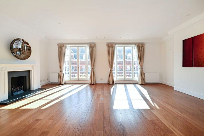 3 Bedroom Flat To Rent In Green Street, W1K