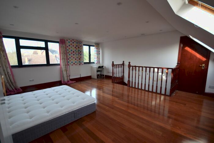 Studio To Rent In Kingston Road, London, SW19