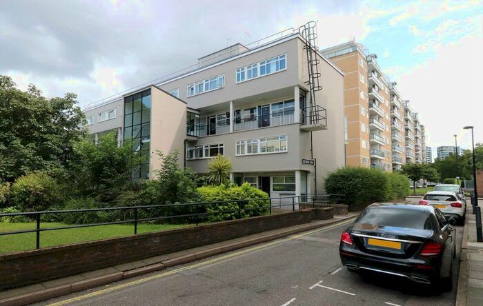 3 Bedroom Flat To Rent In Churchill Gardens, Pimlico, SW1V