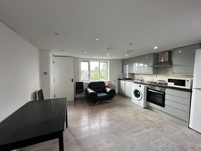 3 Bedroom Maisonette To Rent In York Road, Chingford, E4