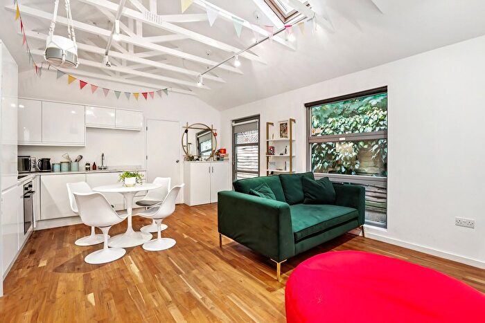 1 Bedroom Semi-detached House For Sale In York Street, Twickenham, TW1